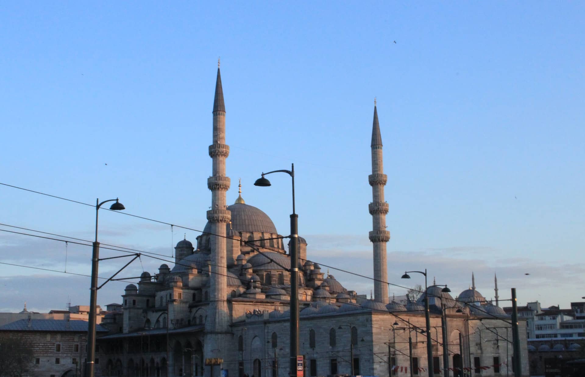 Eminönü, A large mosque with a blue sky in the background