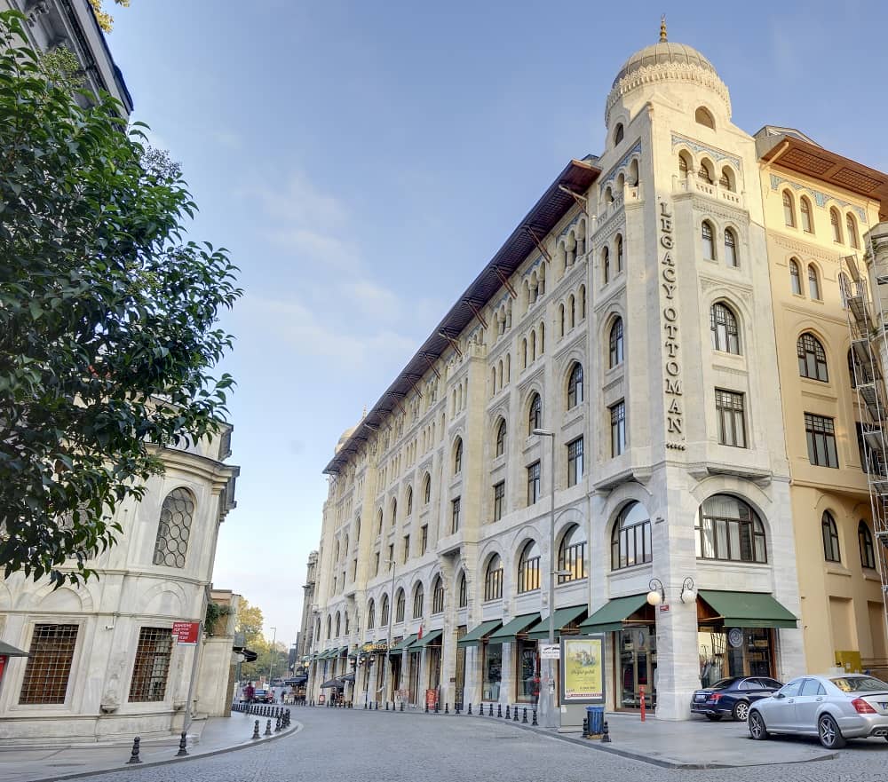 A large building with a car parked in front of it.