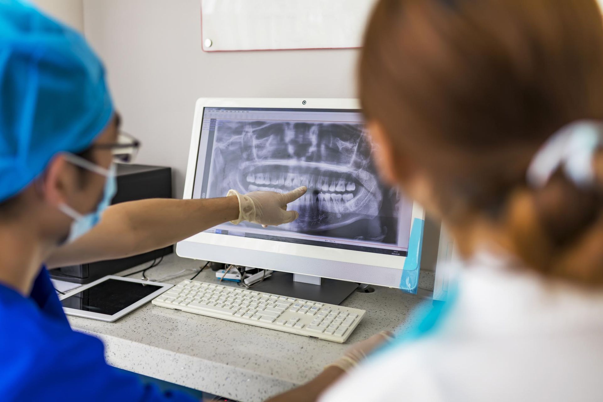 Professionisti del settore dentale esaminano una radiografia al computer in una clinica.