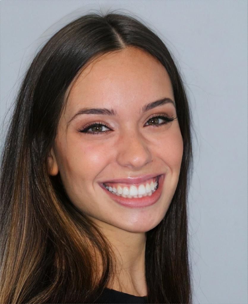 Donna sorridente con lunghi capelli scuri su sfondo grigio chiaro