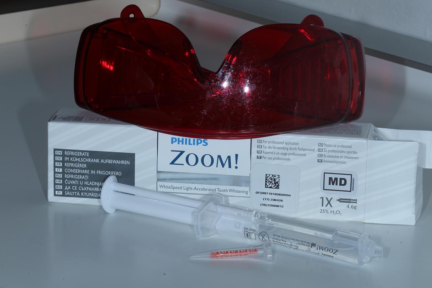 Kit sbiancante per denti Philips Zoom! con mascherina rossa e siringhe in confezione.
