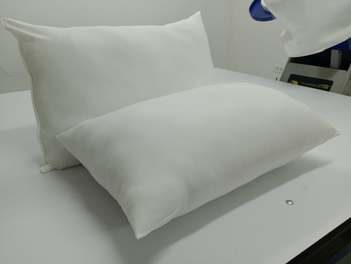 Dos almohadas blancas sobre una cama de hospital blanca o una camilla de exploración