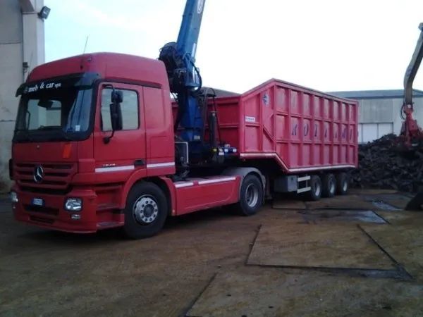 Furgone con gru e container