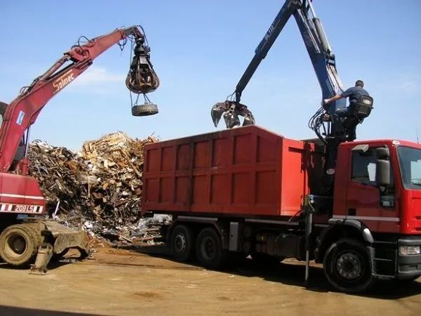 Gru e container per recupero rottami