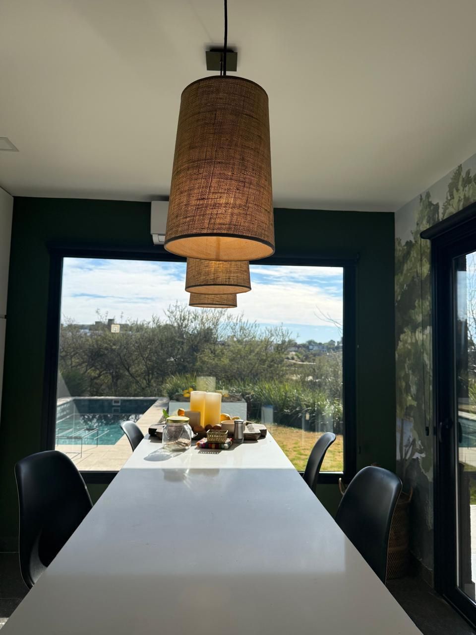 Comedor con mesa blanca,