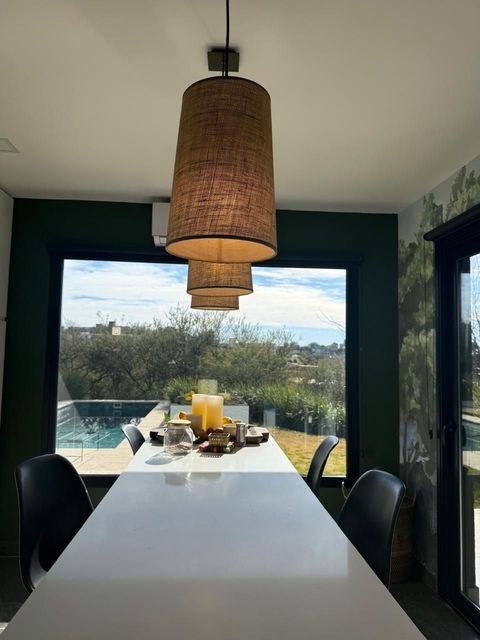 Comedor con mesa blanca,
