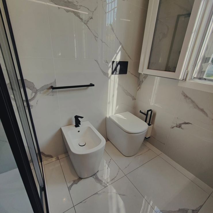 Bagno contemporaneo con sanitari filo parete di design in showroom