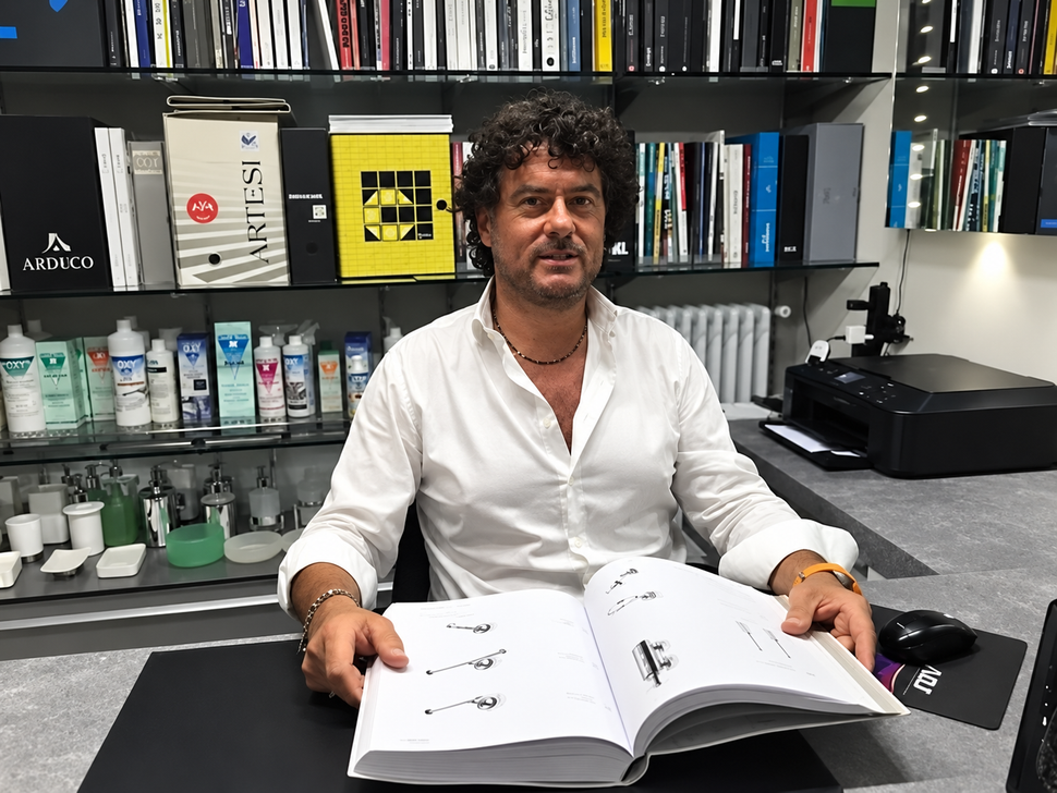 Consulente e cliente al tavolo showroom con campioni di materiali