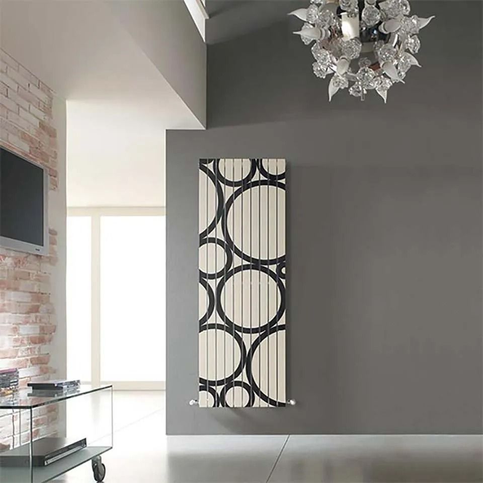 Soggiorno moderno con parete d'accento grigia, quadro astratto, lampadario e consolle in vetro.
