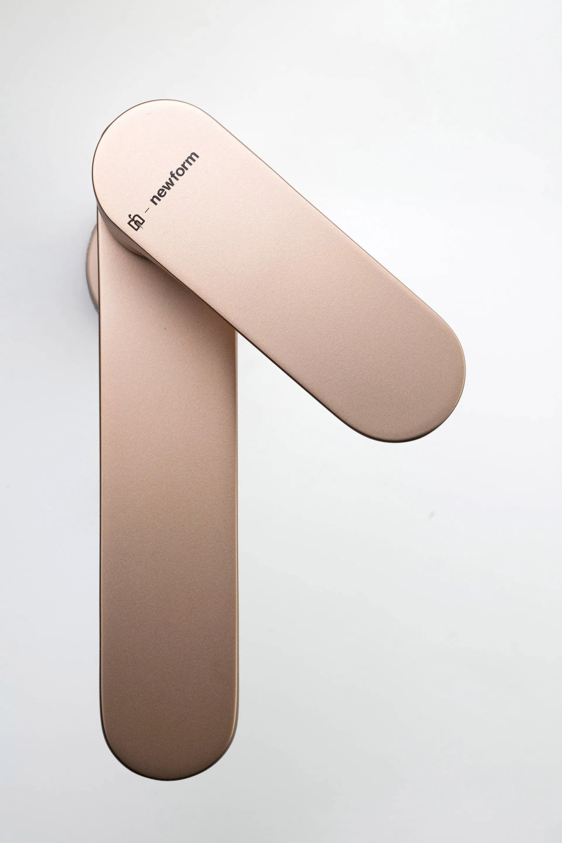 Due listelli di legno beige che formano una figura astratta angolata su sfondo bianco.