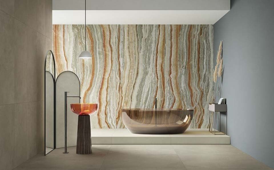 Pavimento in gres porcellanato in un bagno luminoso