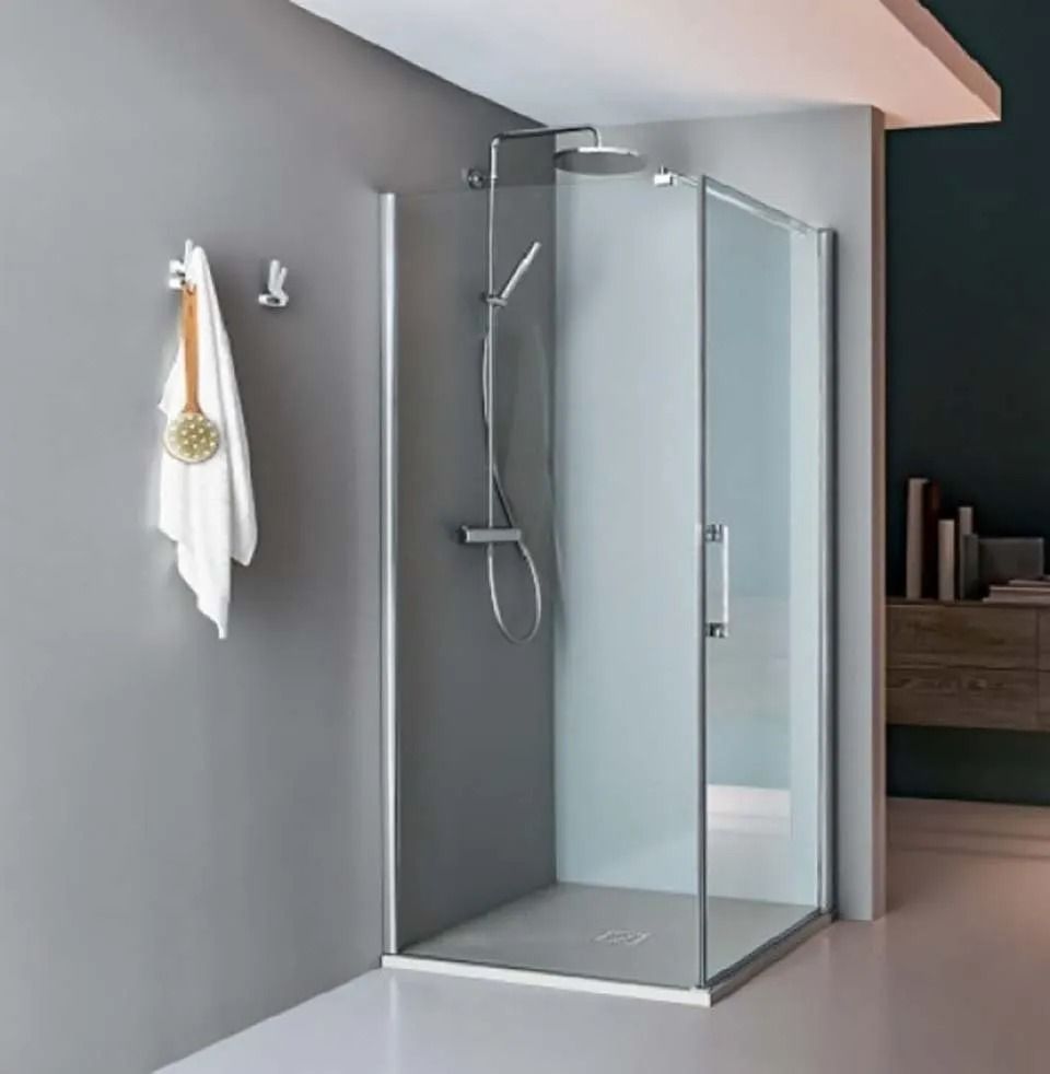 Bagno moderno con cabina doccia in vetro, pareti grigie e portasciugamani appeso a un gancio a parete.