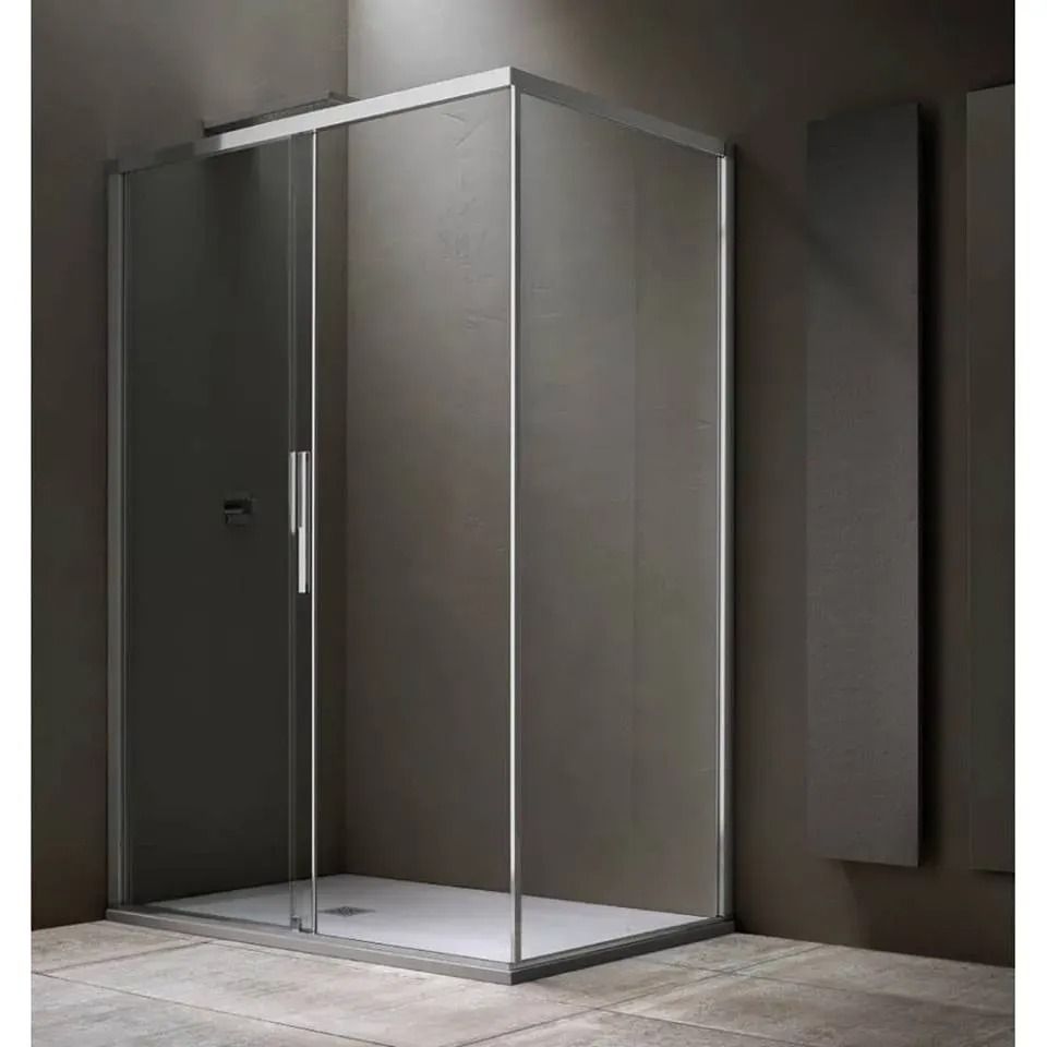 Moderna cabina doccia in vetro con pareti rivestite in piastrelle grigie e pavimento a vassoio bianco.