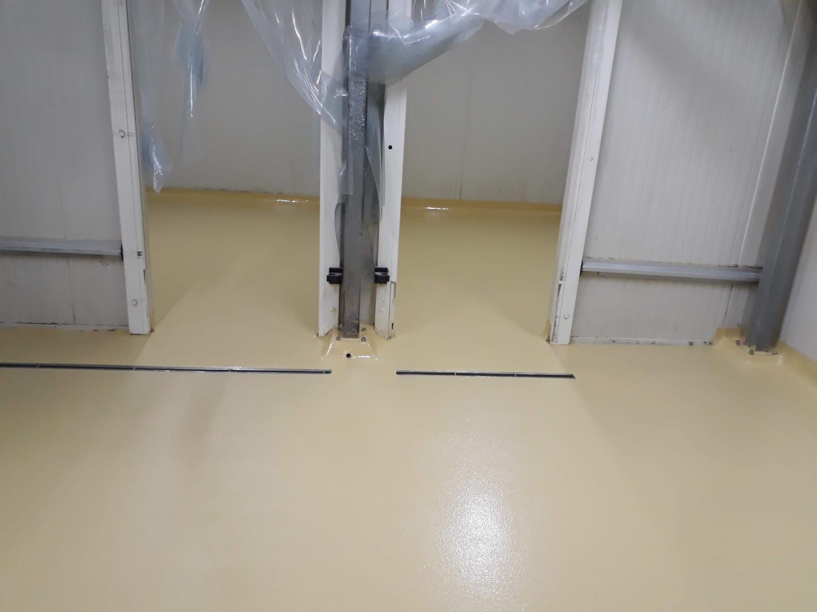 Suelo beige con puertas en un espacio comercial o industrial.