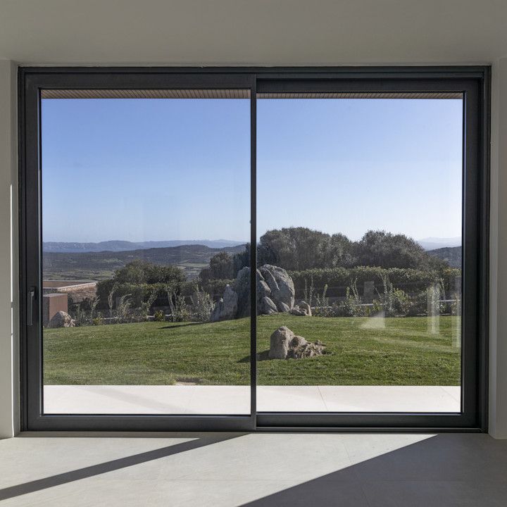 Porta scorrevole in vetro per patio con telaio argentato e doppie maniglie verticali