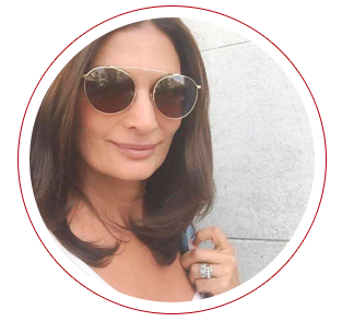 Una mujer con gafas de sol y un anillo está en un círculo.