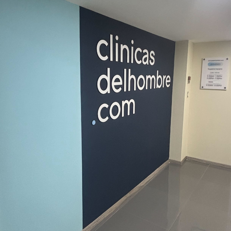 Pared con logo Clínicas del Hombre