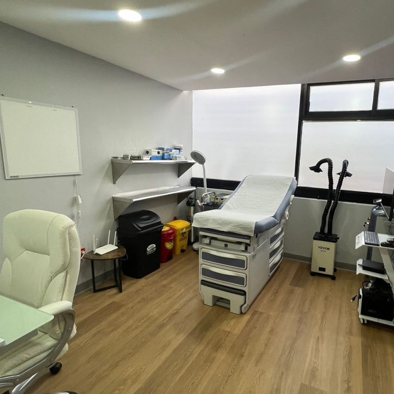 Área de atención en consultorio de urólogo CDMX