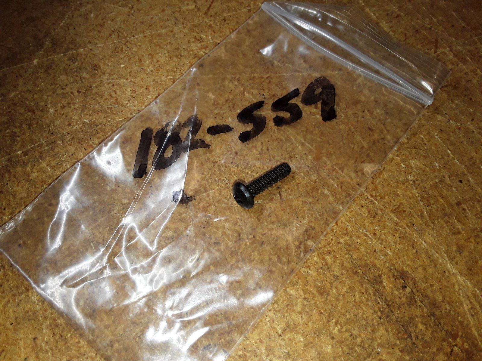182-559 SCREW - Ingersoll/Case Tractor Part