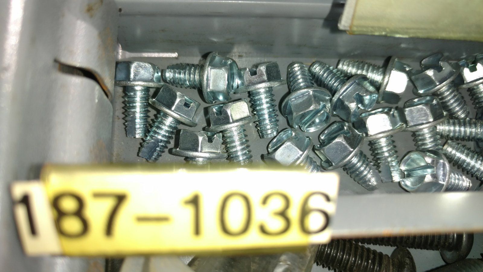 187-1036 SCREW - DECK BELT COVER C25282 - C25286 - C25307 - C26270 - C26271 - C26272 - Ingersoll/Case Tractor Part