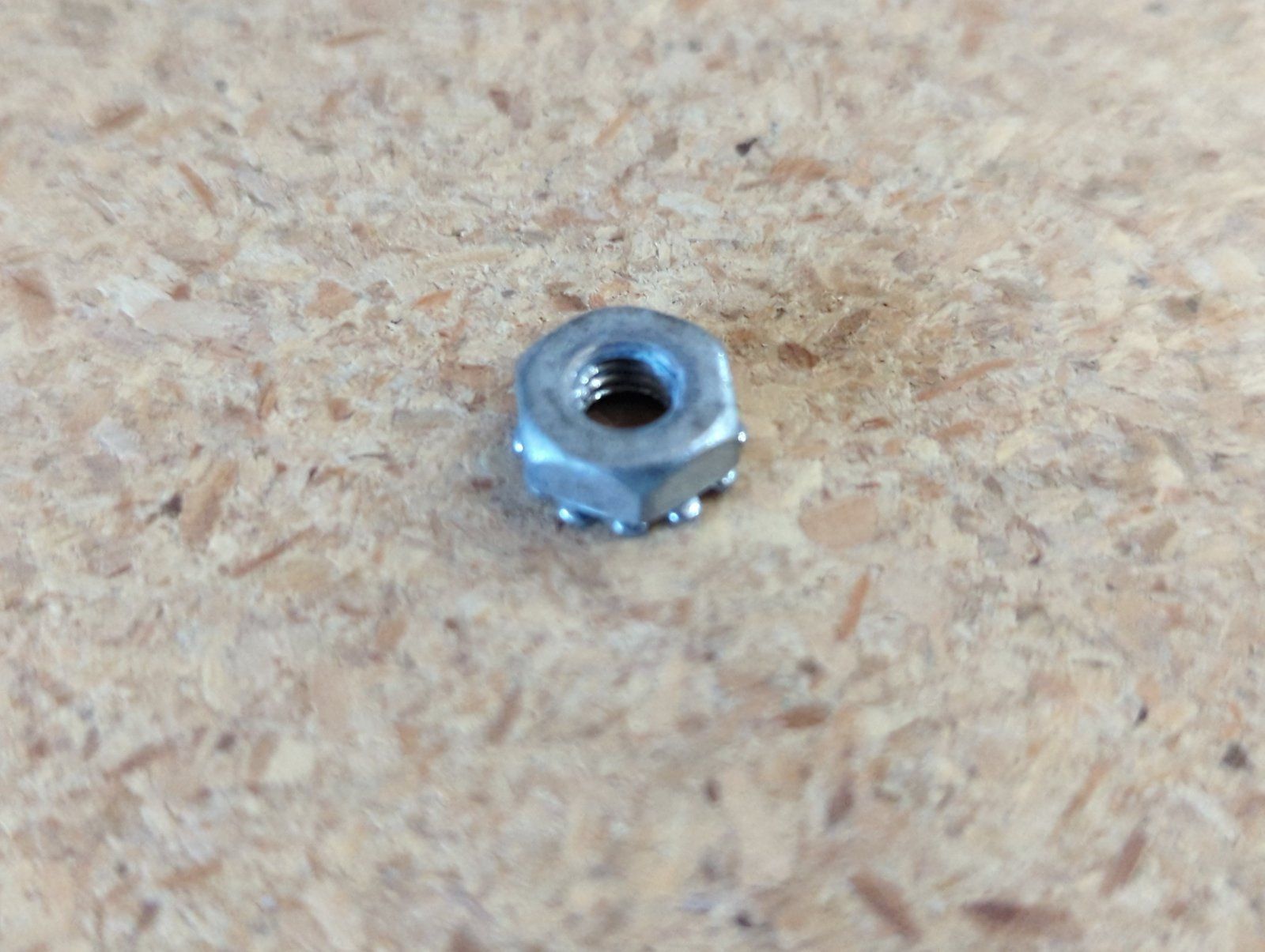 193-1000 NUT #10-32 HX KEPS W/STAR LK Z - Ingersoll/Case Tractor Part