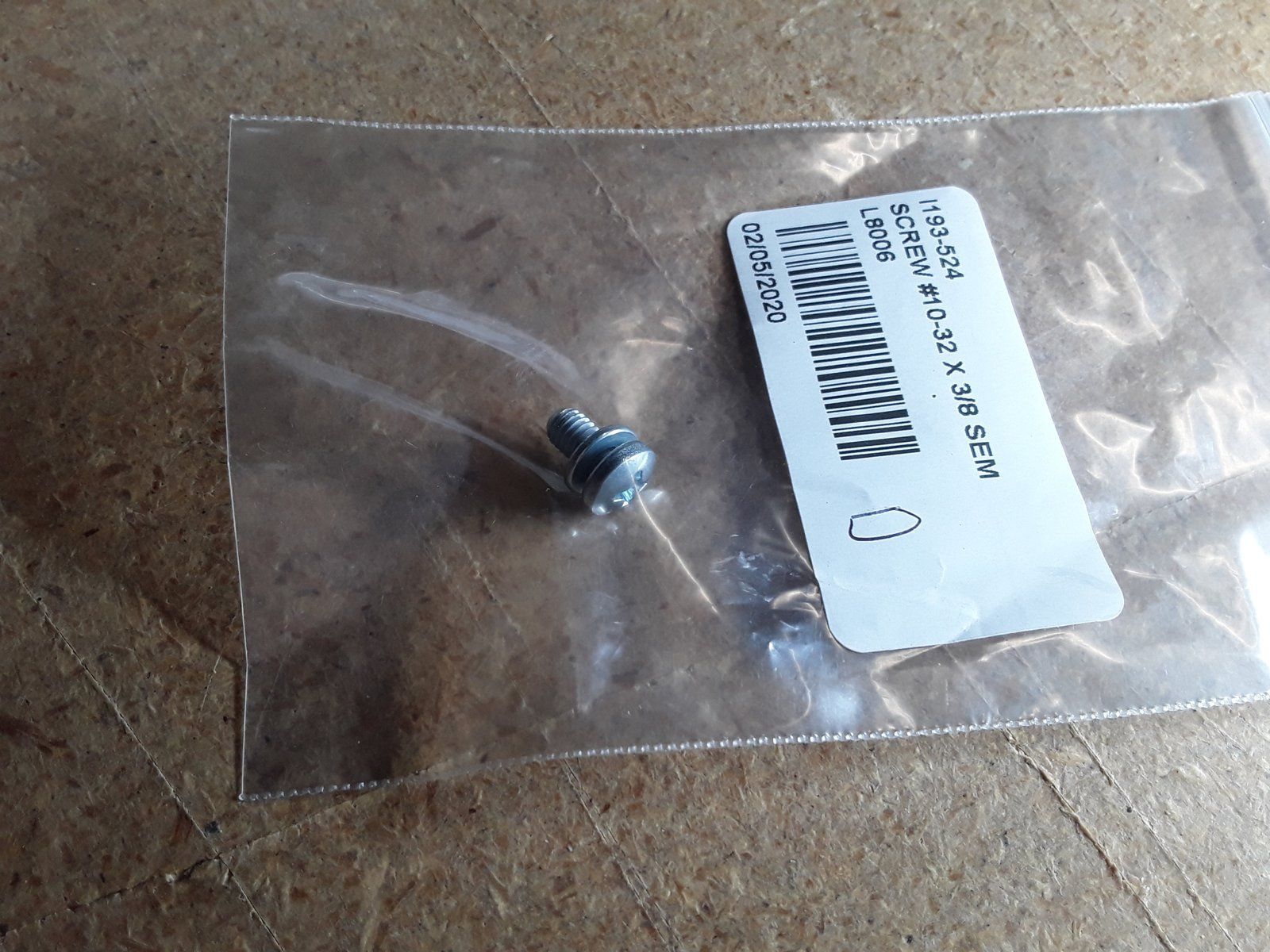 193-524 SCREW #10-32 X 3/8 LONG W/LOCK WASHER - Ingersoll/Case Tractor Part