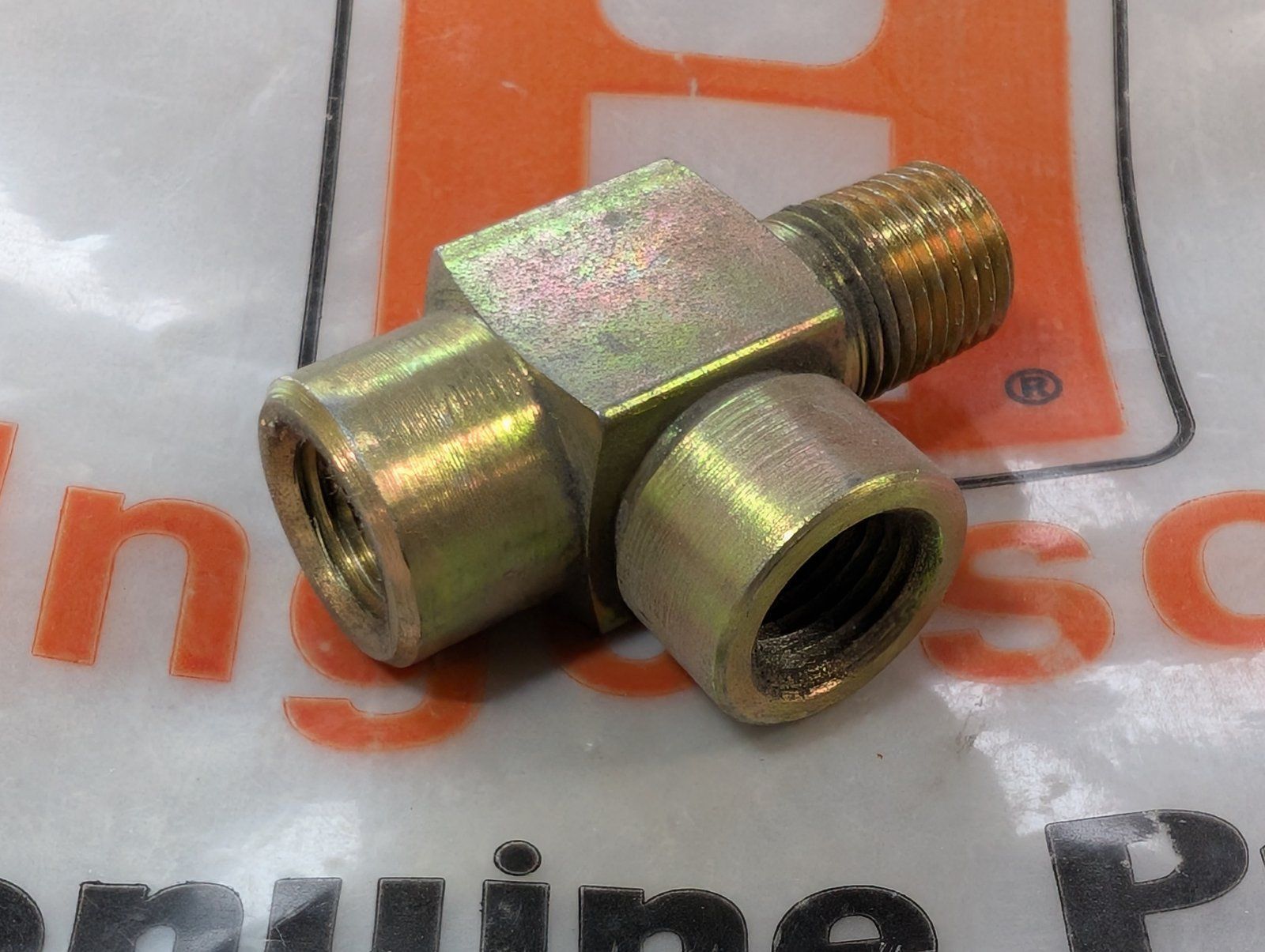 217-1062 FITTING HYD TEE 1/4 NPTF THD FM X M X FM BRANCH - Ingersoll/Case Tractor Part