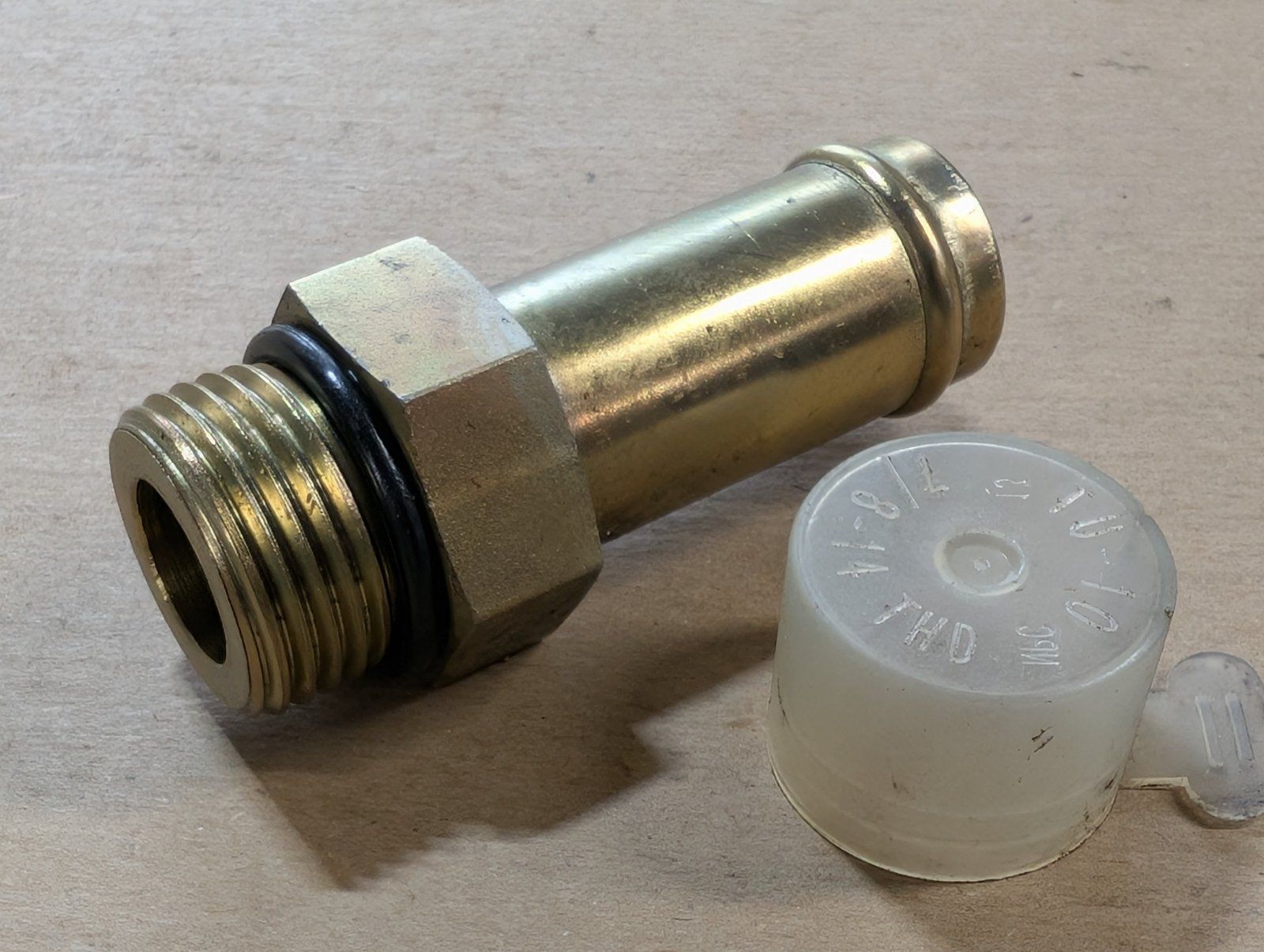 217-398 FITTING 3/4 HOSE X 7/8-14 INCLUDES 218-5007 O-RING - Ingersoll/Case Tractor Part