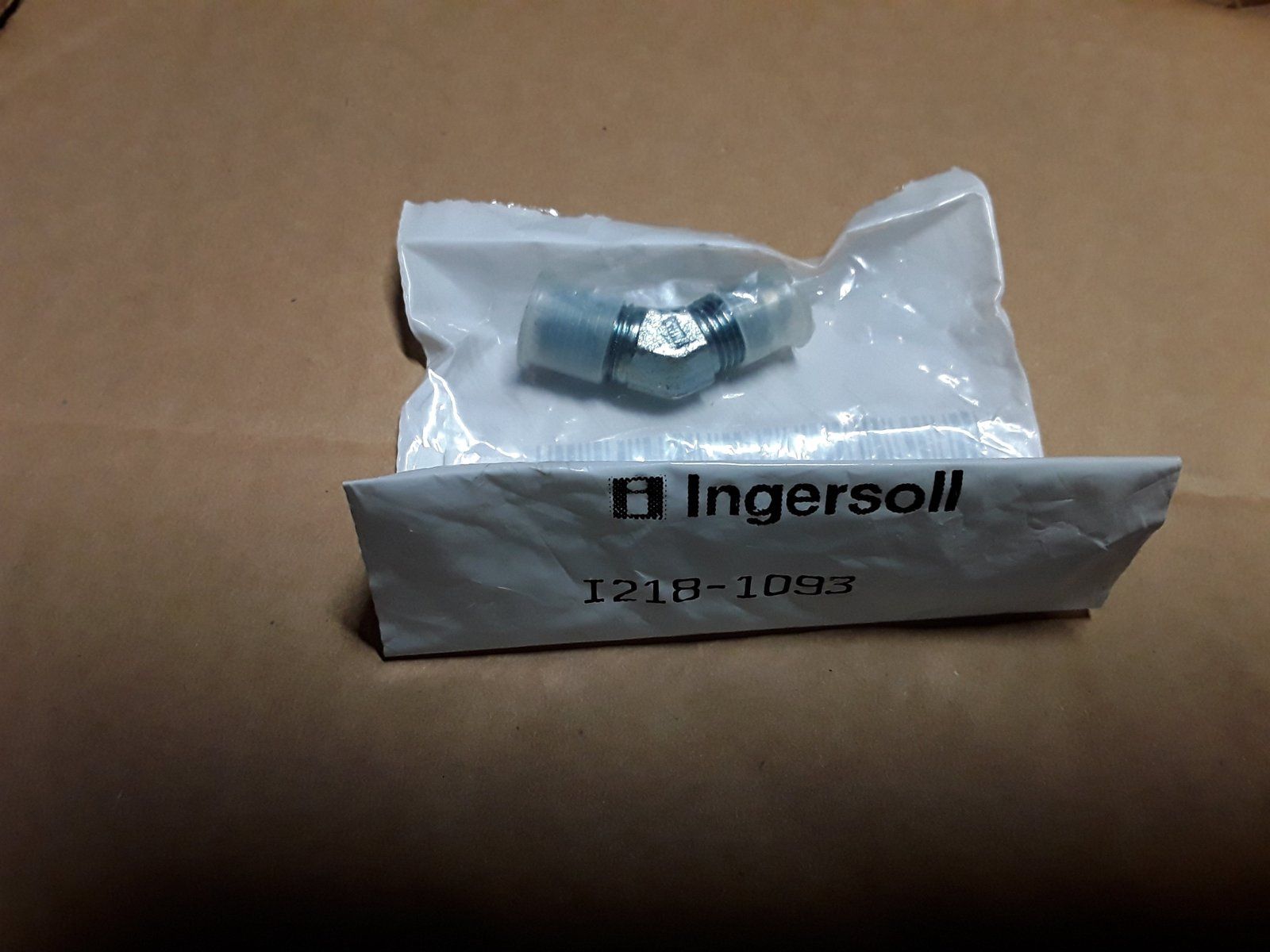 218-1093 FIT'G 45D ELBOW 1/2-20 37Dx1/4P - Ingersoll/Case Tractor Part