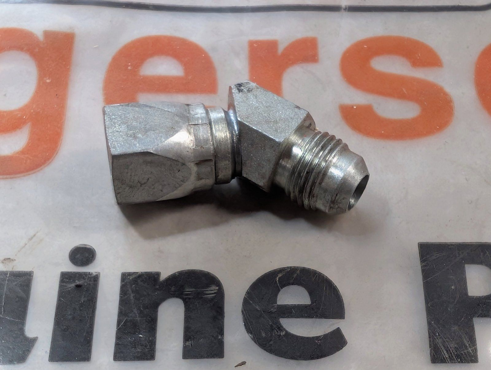 218-5172 USED FIT'G 45 SWL ELBOW 3/8T37F X 3/8 - Ingersoll/Case Tractor Part