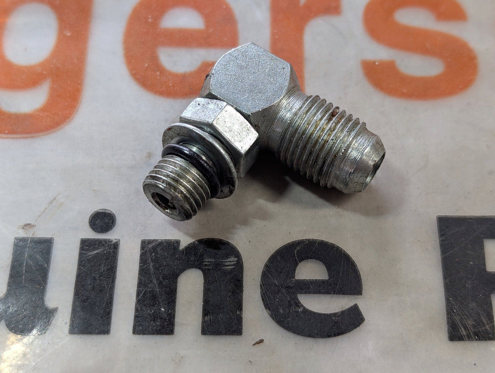 218-5278 USED FITTING HYD 90 DEG ADJ ELB 3/8T 37F 7/16-20 W/ORING - Ingersoll/Case Tractor Part