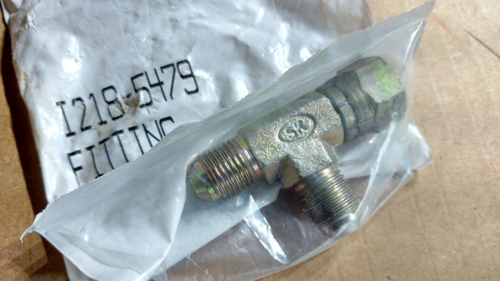 218-5479 HYD T-FITTING 5/16T 37F x 1/2-20 SW - Ingersoll/Case Tractor Part