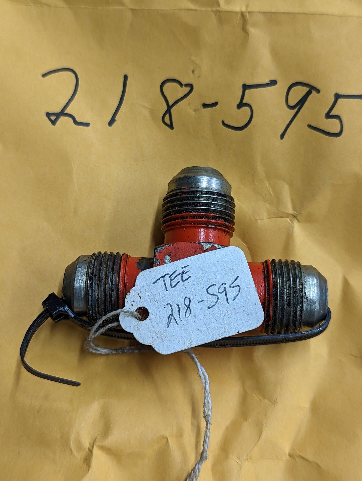 218-595 USED T FITTING 5/8T 37F X 5/8T 37F X 5/8T 37F - Ingersoll/Case Tractor Part