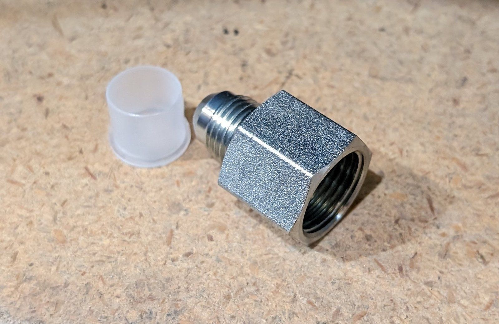 218-786 FITTING 1/2 FEM JIC SWV-3/8 MALE JIC REDUCER - Ingersoll/Case Tractor Part