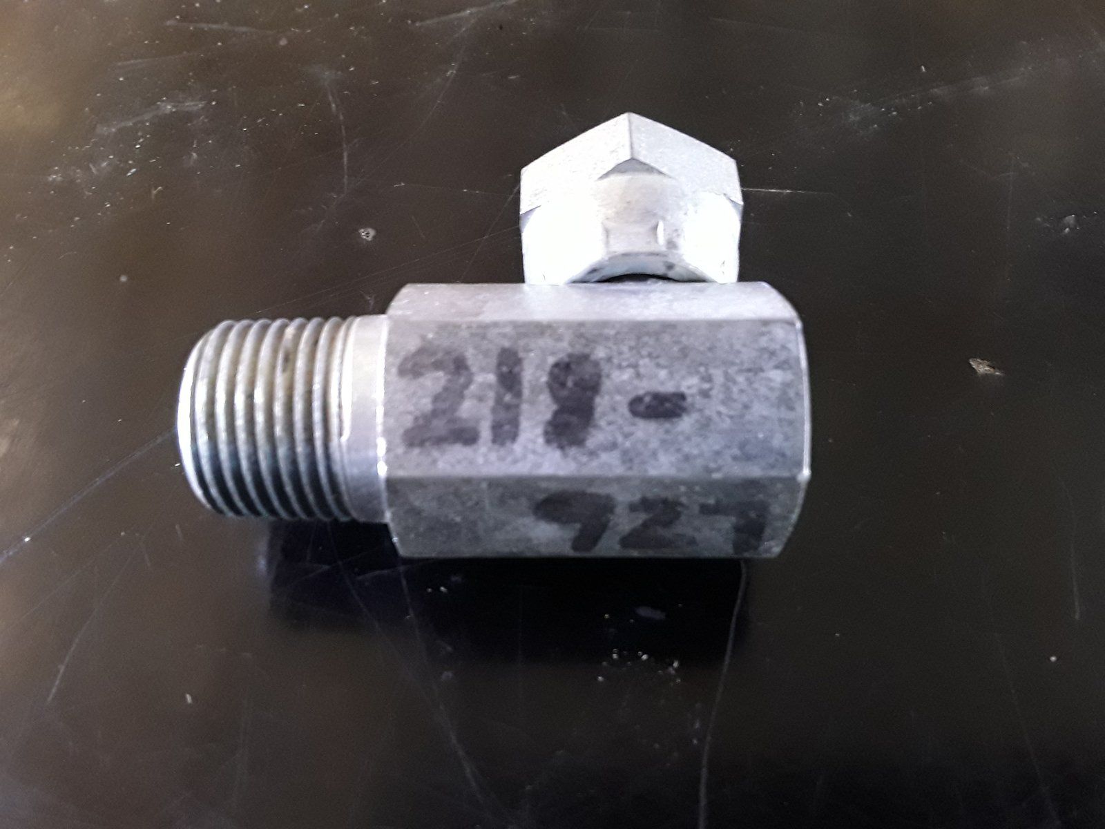 218-927 ADAPTER 1/2 MALE X 1/2 FEM-90 DEG - Ingersoll/Case Tractor Part