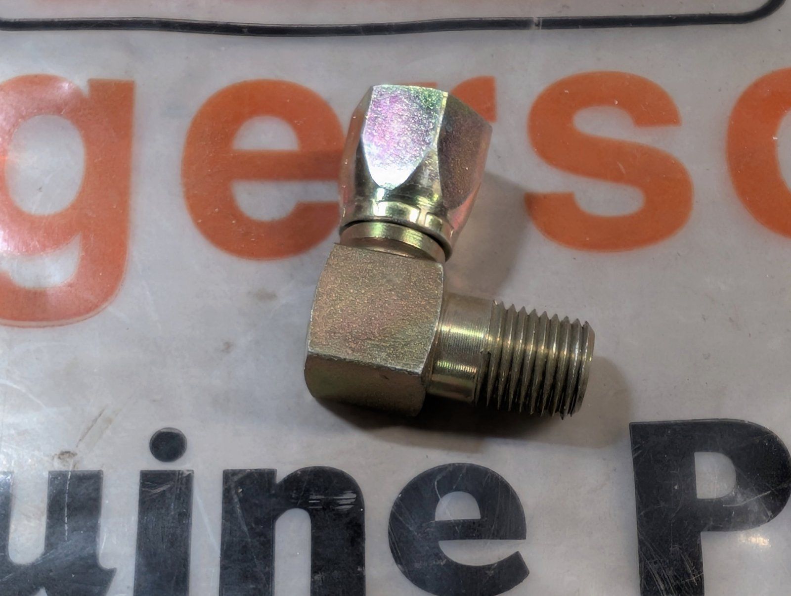 218-993 ADAPTOR HYD T FITTING - Ingersoll/Case Tractor Part