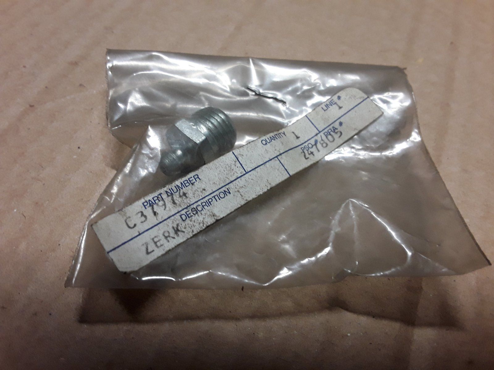 219-23 GREASE ZERK 1/4 PTF EXT SHORT C37974 C38582 - Ingersoll/Case Tractor Part