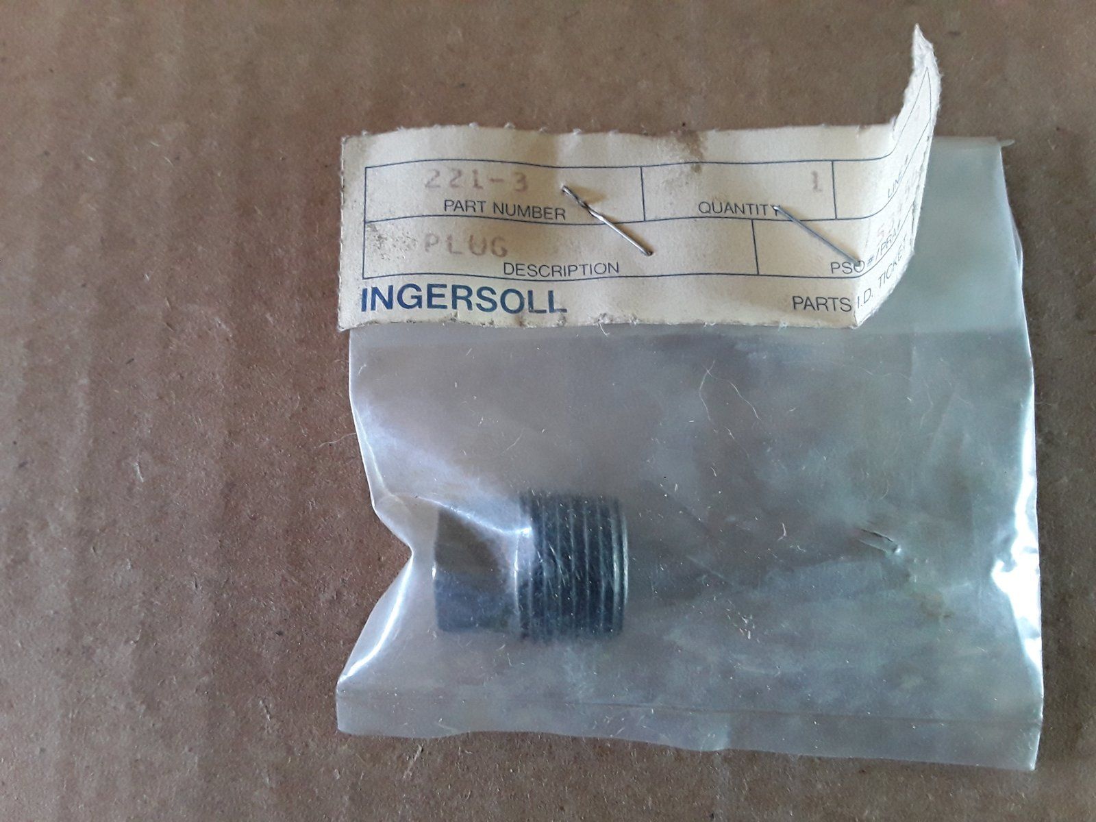 221-3 ONAN ENGINE OIL PLUG 3/8 PIPE SQ HEAD TRANSAXLE - Ingersoll/Case Tractor Part