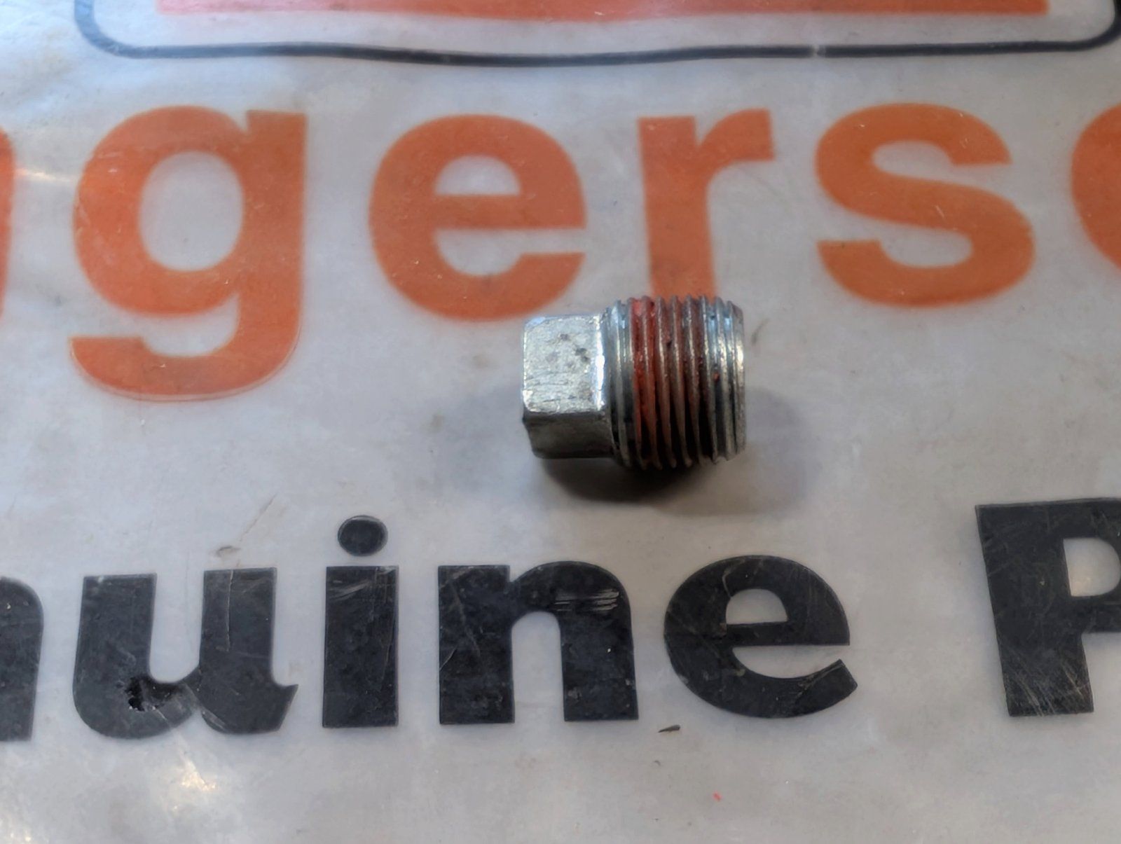221-3 USED ONAN ENGINE OIL PLUG 3/8 PIPE SQ HEAD TRANSAXLE - Ingersoll/Case Tractor Part