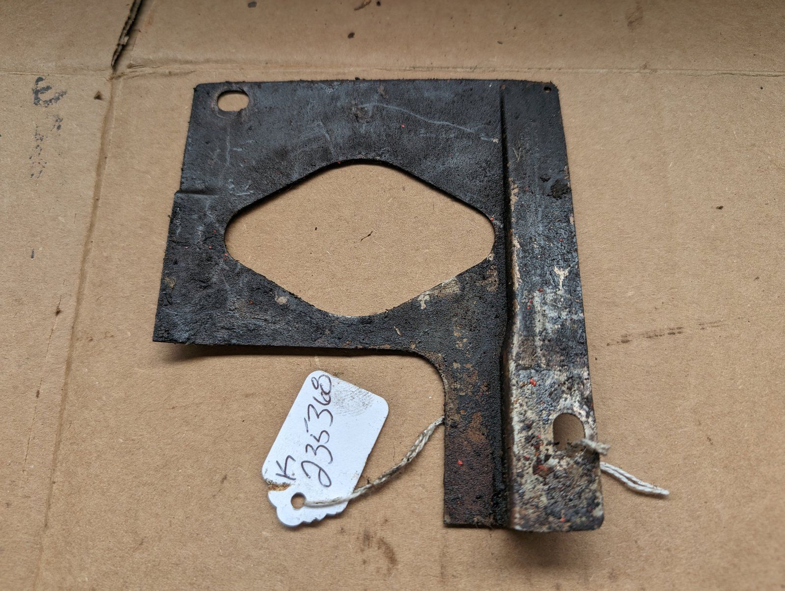 235368 USED KOHLER BAFFLE CARB SIDE AIR 235652 - Ingersoll/Case Tractor Part