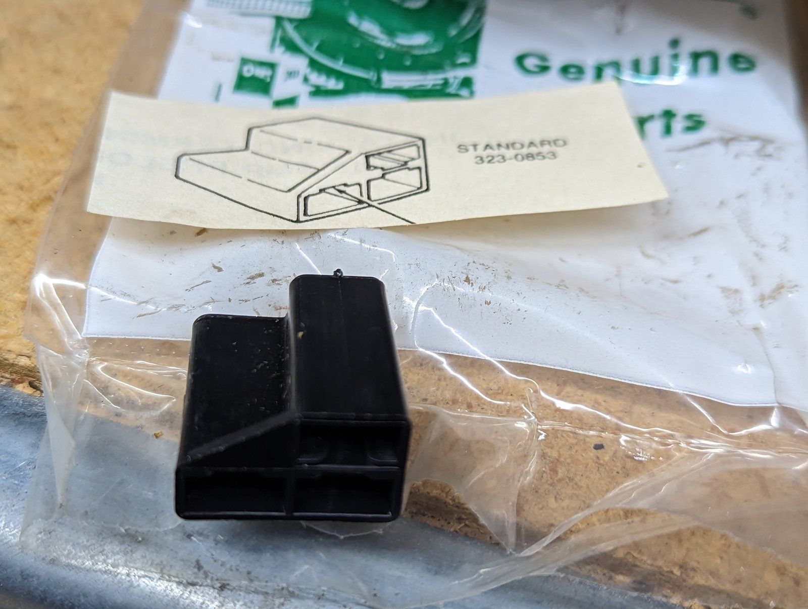 323-0853 ONAN 3 PRONG PLUG - Ingersoll/Case Tractor Part