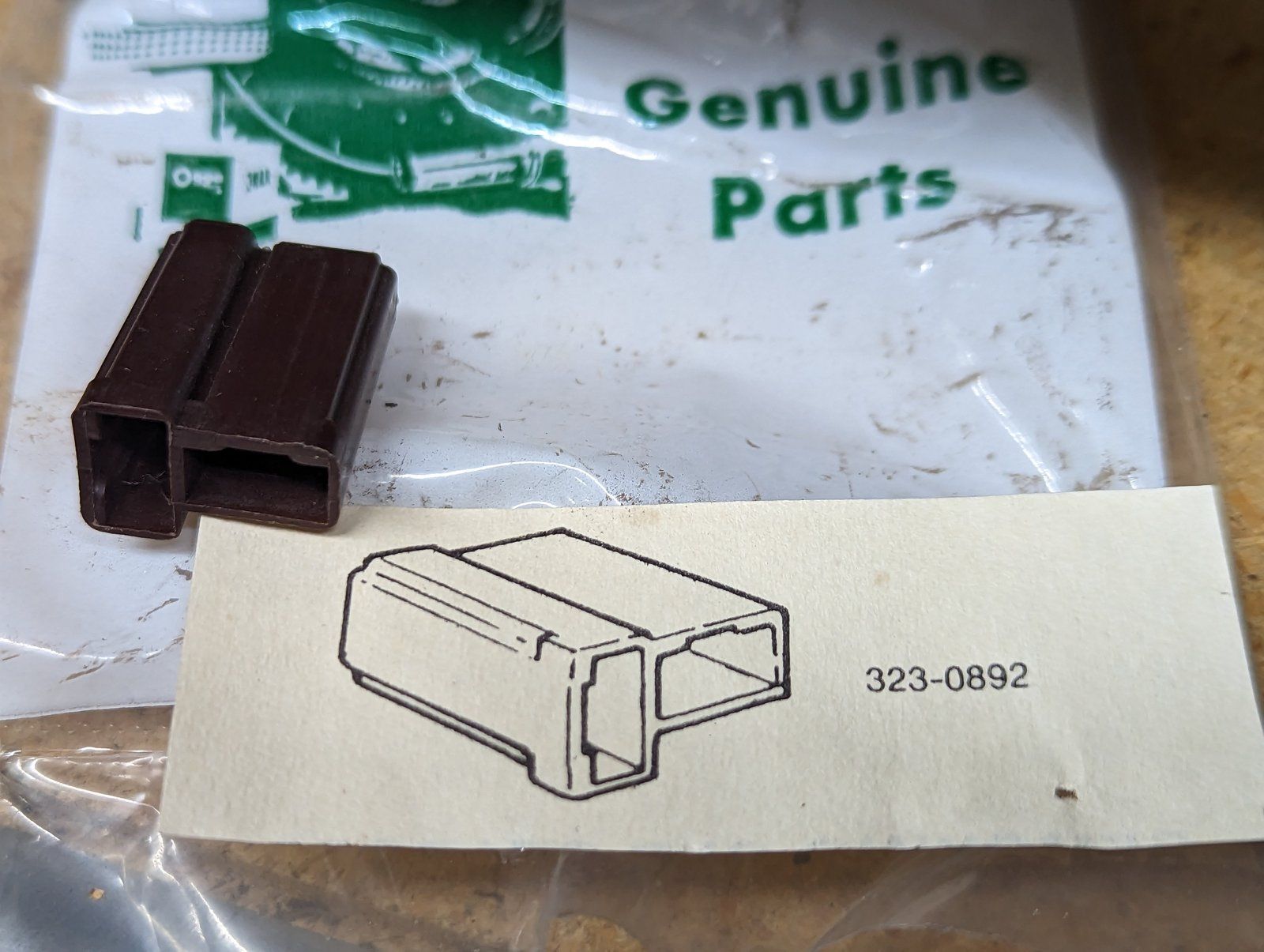 323-0892 ONAN 2 PRONG PLUG - Ingersoll/Case Tractor Part