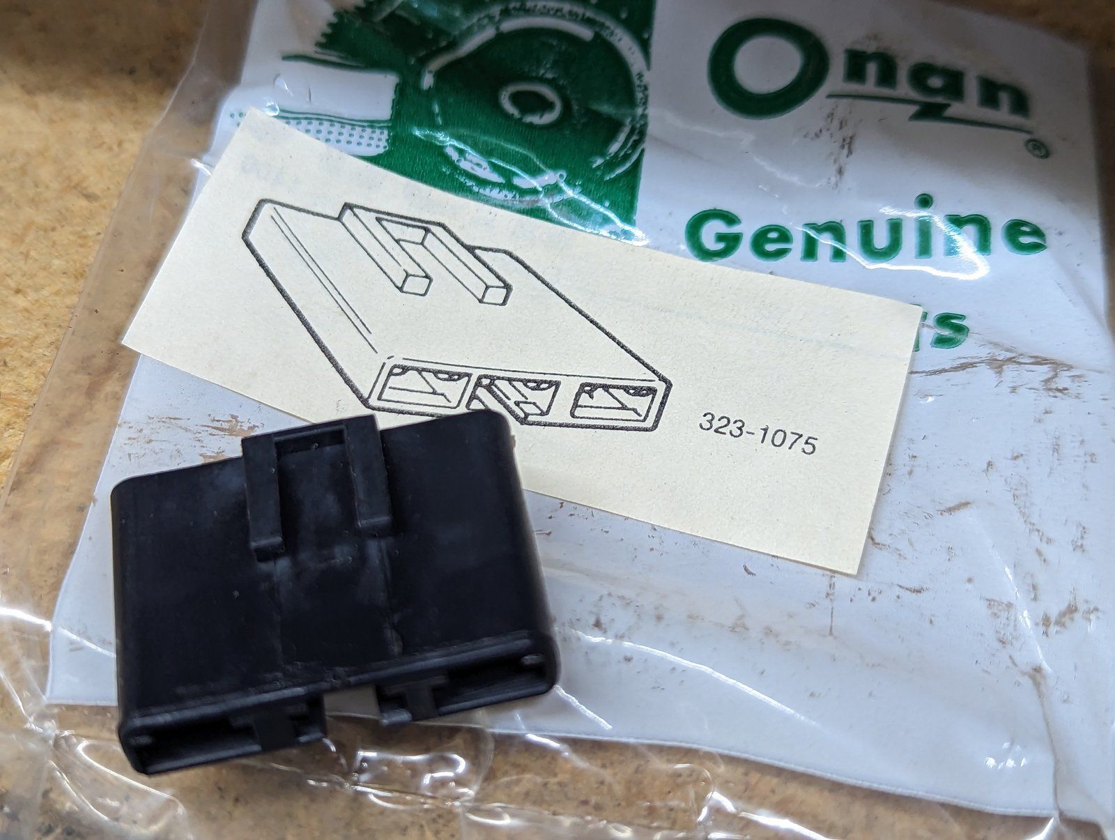 323-1075 ONAN 3 PRONG PLUG - Ingersoll/Case Tractor Part