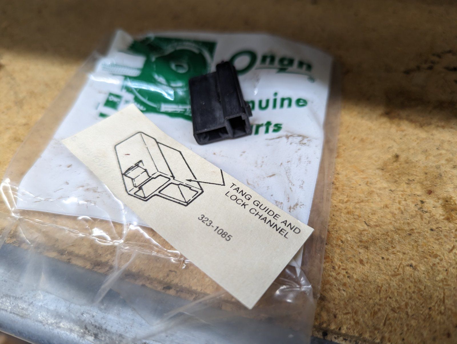 323-1085 ONAN 2 PRONG PLUG WITH TANG - Ingersoll/Case Tractor Part