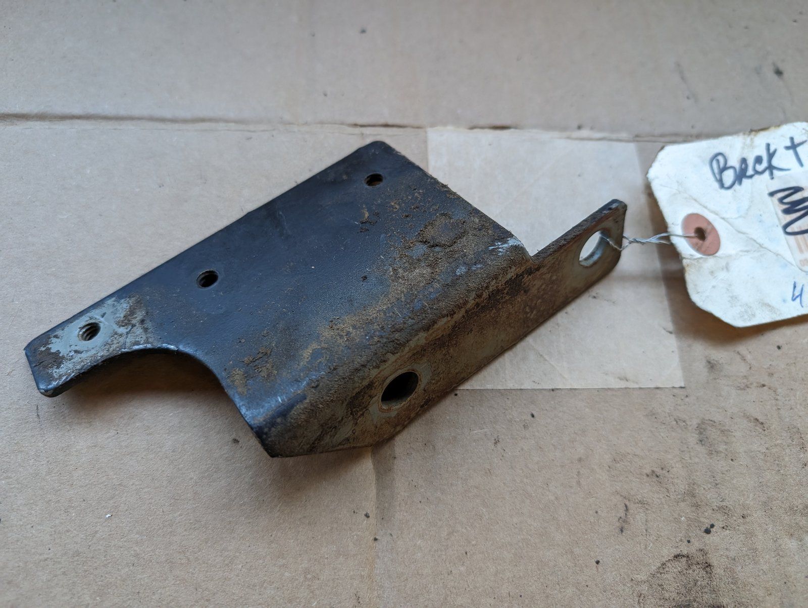 4712629S USED KOHLER M14 MOUNTING BRACKET C32907 - Ingersoll/Case Tractor Part