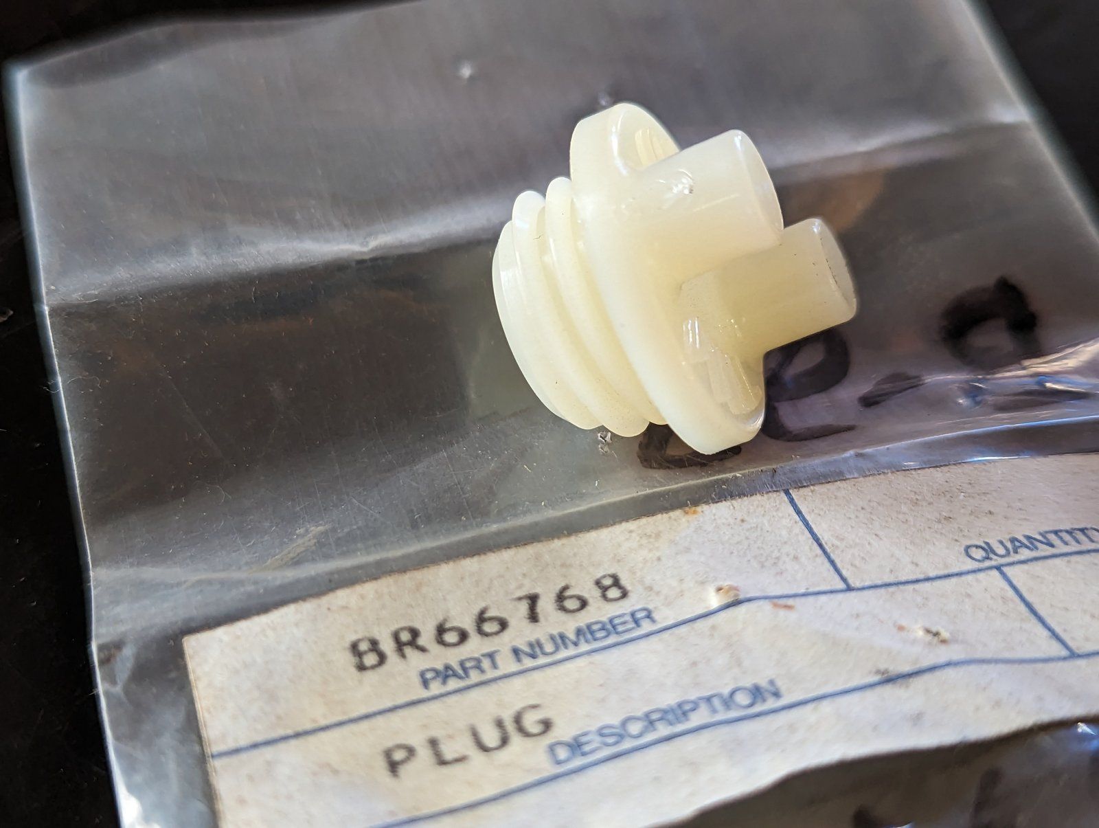 66768 BRIGGS PLUG - Ingersoll/Case Tractor Part
