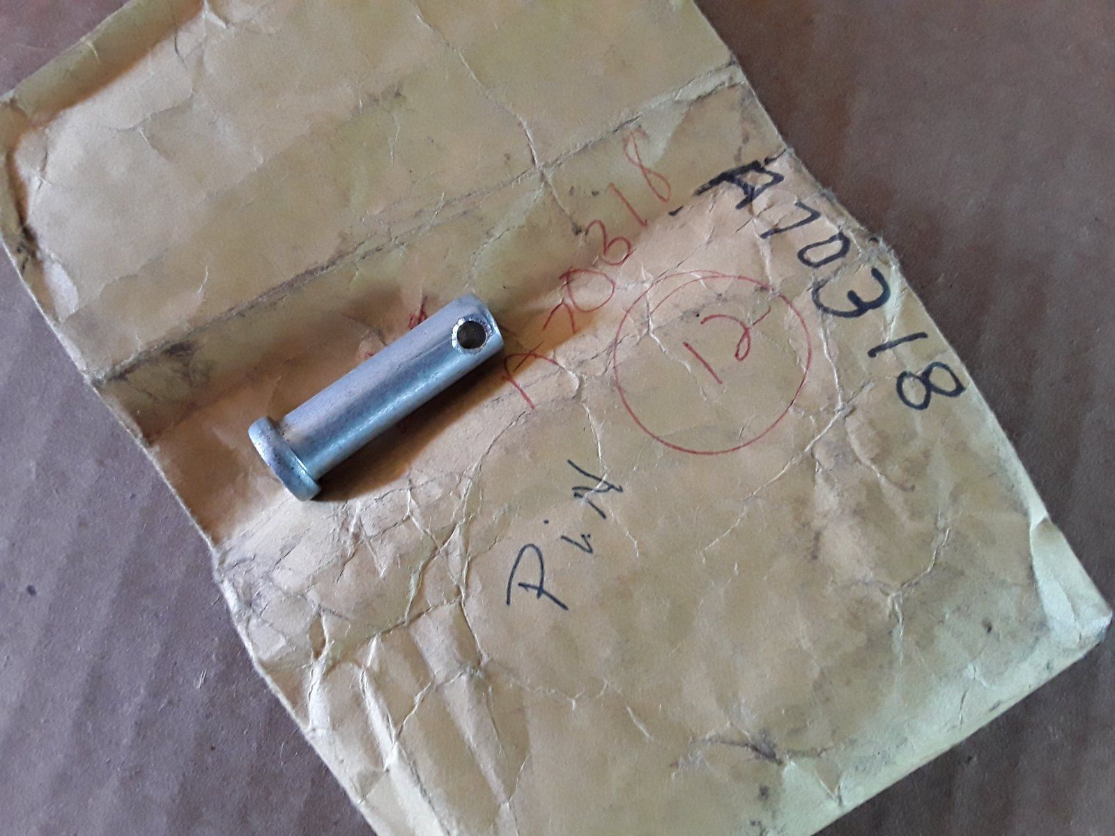 A70318 PIN/PIVOT & HANGER CHAIN - Ingersoll/Case Tractor Part