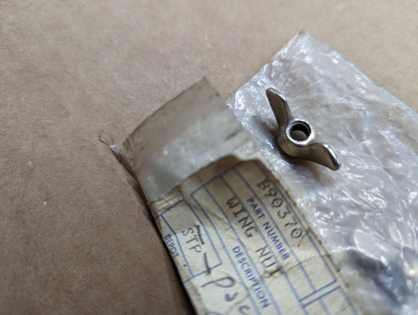 B90370 WING NUT 1/4-20 - Ingersoll/Case Tractor Part