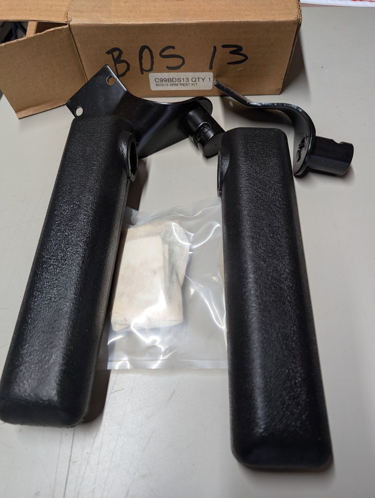 BDS13 SEAT ARM REST KIT C99BDS13 - Ingersoll/Case Tractor Part