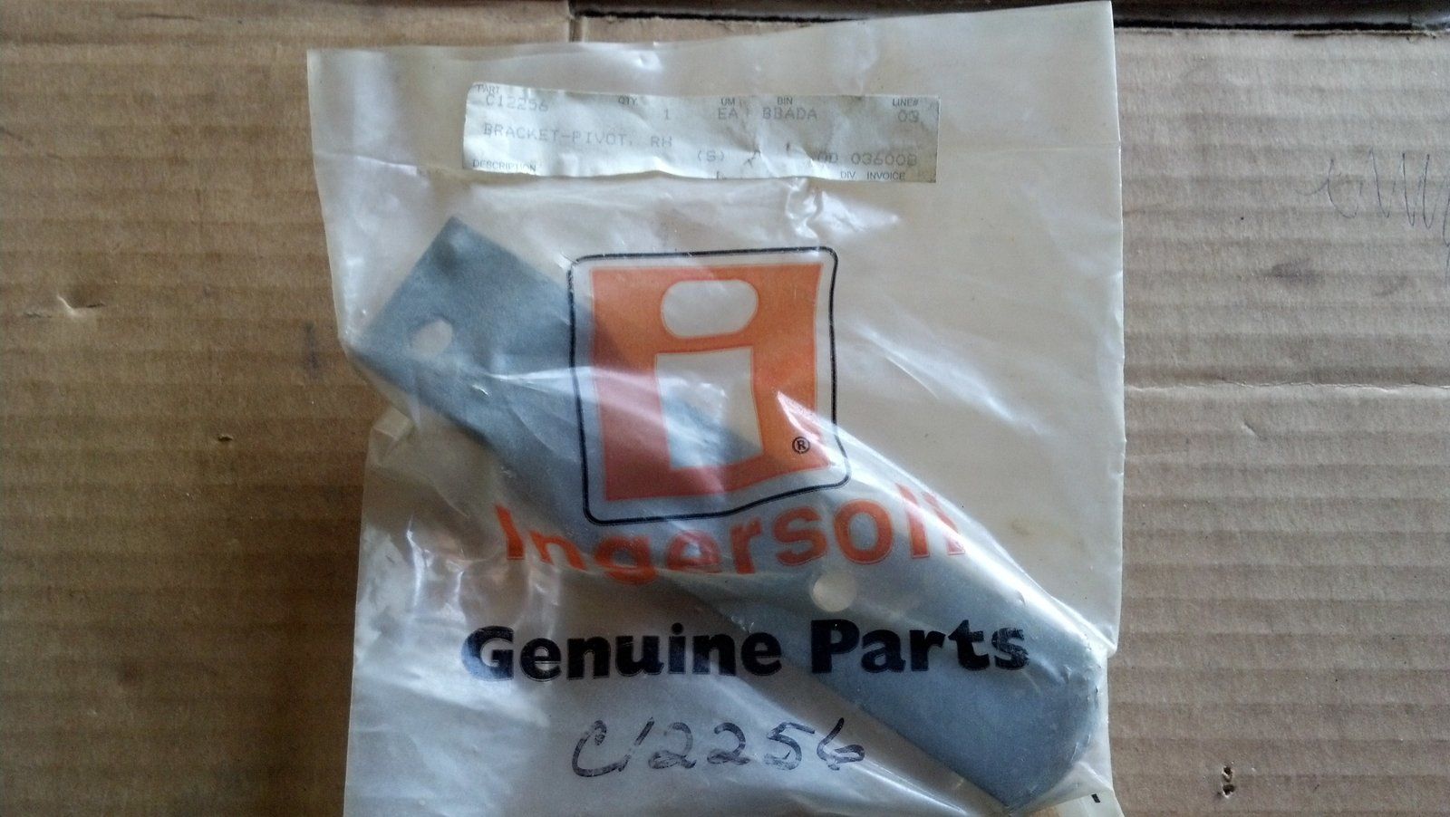 C12256 BRACKET - PIVOT - RH - Ingersoll/Case Tractor Part